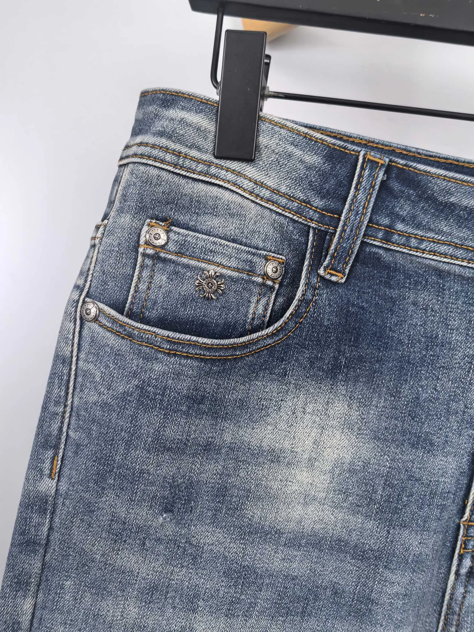 P400 Chrome Hearts men's jeans, official album and poster wear style!  High-grade imported denim raw-color fabrics are supplied to customers, and the pure 13oz ounce corduroy fabrics from Okayama, Japan are specially selected. Heavy-duty environmentally friendly plant enzyme washing process is used. The texture has a light retro color, which is quite beautiful and fits the autumn and winter colors. The fabric is soft and delicate after washing, but has a strong sense of bones and a slight stretch, which provides an excellent comfortable experience. It is not damaged by any technological elements and retains the purest tannin color! The details throughout the body are perfect, exquisite and elegant. The latest leather label on the waist highlights the brand's characteristics. The hardware accessories, leather label and wiring all reflect the craftsmanship! The silhouette is perfectly tailored and has excellent butt lift and slimming effect. It can be easily matched with any top in the wardrobe. It has wide compatibility and is suitable for various daily wear. The upper body is full of shape. It is a must-have trousers for those who are obsessed with quality control and 1V! Size: 28-38 No 35 37